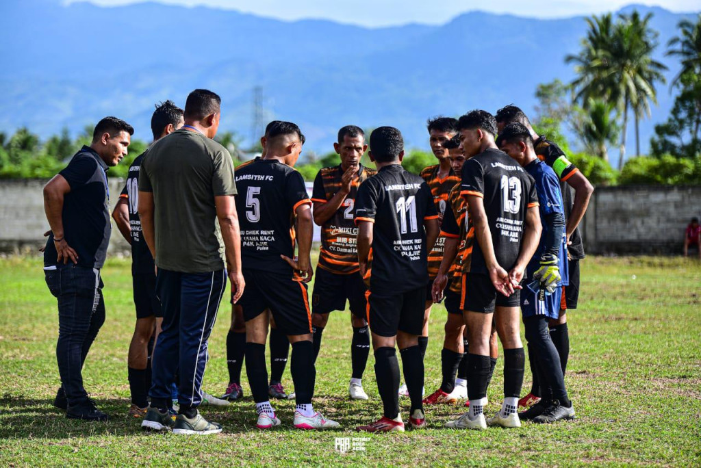 Pemuda Gampong Lamsiteh Mengikuti Turnamen Sepak Bola Dalam Ajang Silaturrahmi Antar Kecamatan.